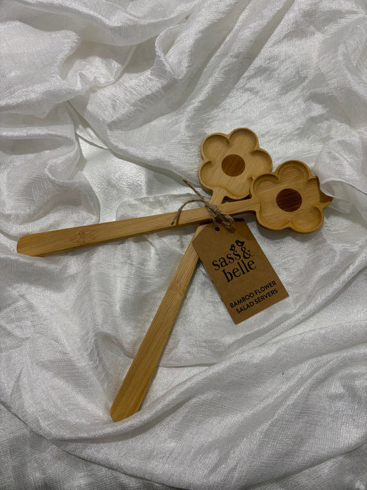 Saladebestek met bloemen en bamboe